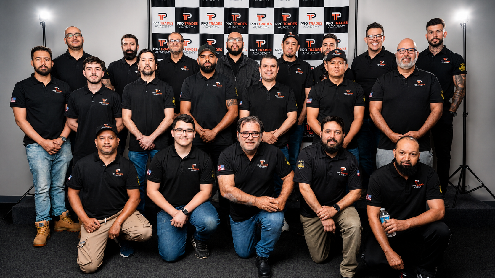 Foto oficial da turma Pro Trades Academy no backdrop