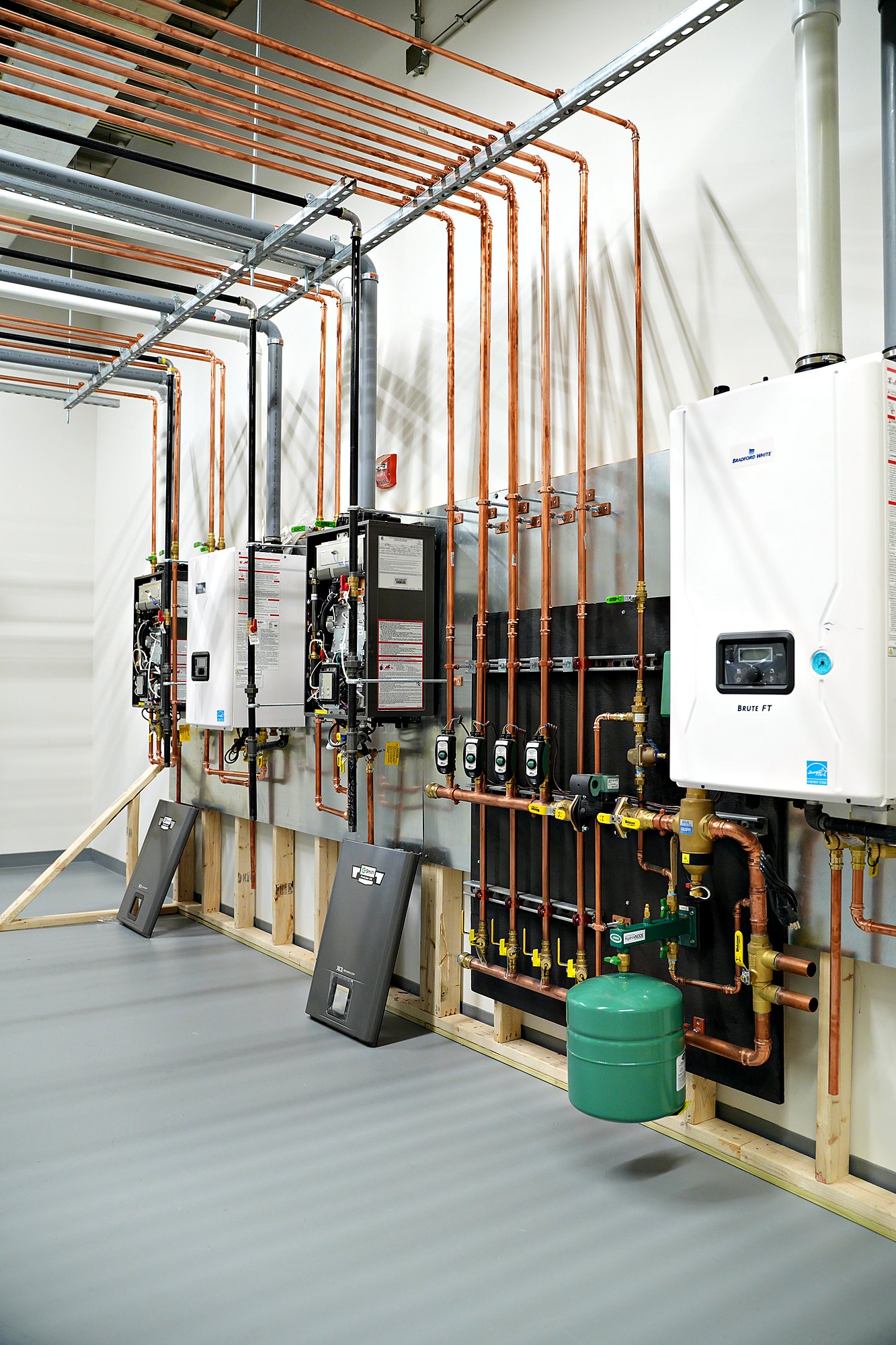 Detalhe de tankless com tubulação em cobre